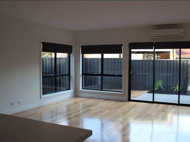 AVAILABLE MID MAY LARGE DESIGNER TOWNHOUSE FOR LEASE