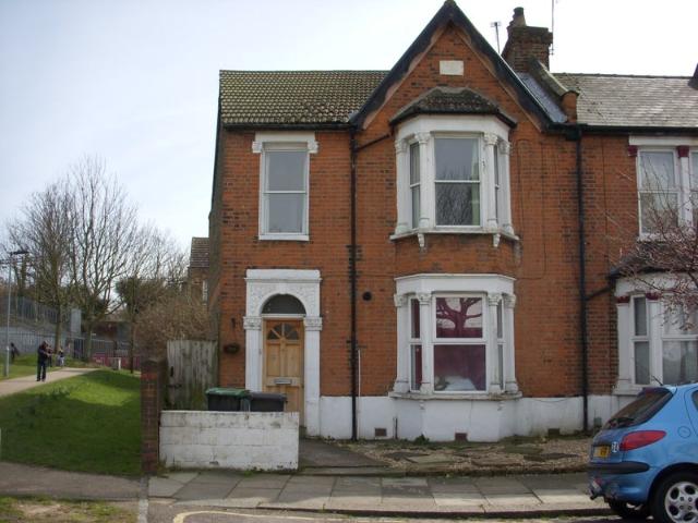 Available Nov: 2 bed flat £2000 p/m
