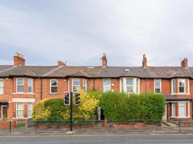 AVAILABLE NOW* Chillingham Road. 3 bed maisonette to rent £1,650 pcm £381 pw