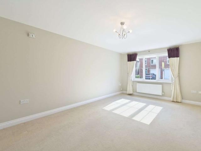 Available now is this five bedroom detached house to let, offering comfort and flexibility within the prestigious Merchant Taylor’s Place development