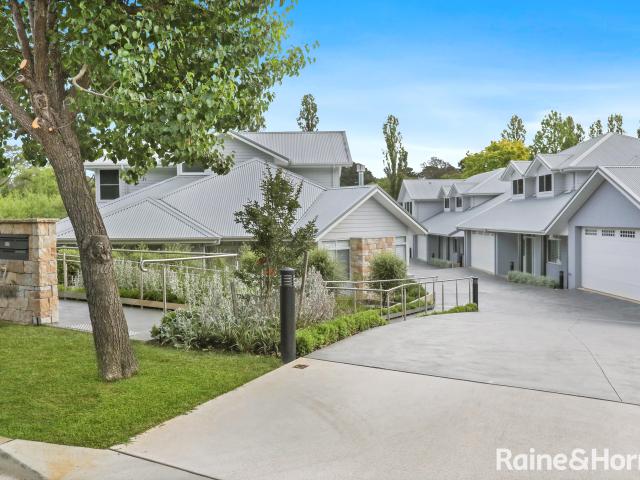 Available now! Luxury Villa with Golf Course View