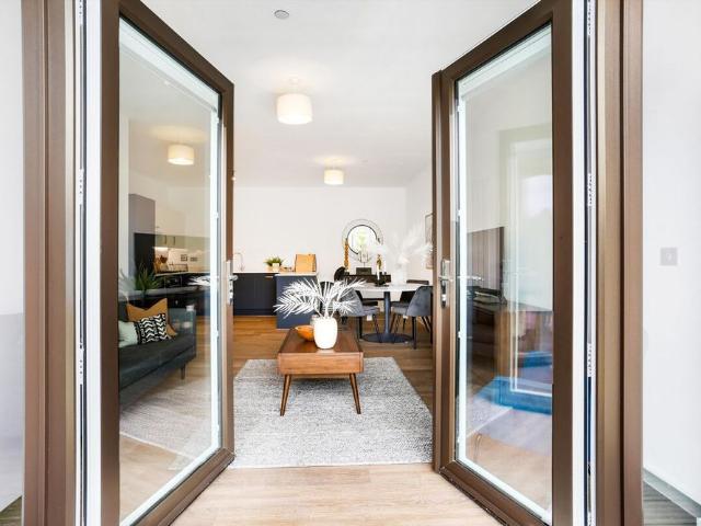 AVAILABLE NOW | PET FRIENDLY | Direct links to Waterloo | Gym | 3D Tour Available | Roof Terrace | Concierge | Parking