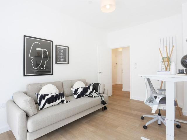 AVAILABLE NOW | PET FRIENDLY | Direct links to Waterloo | Gym | 3D Tour Available | Roof Terrace | Concierge | Parking Available