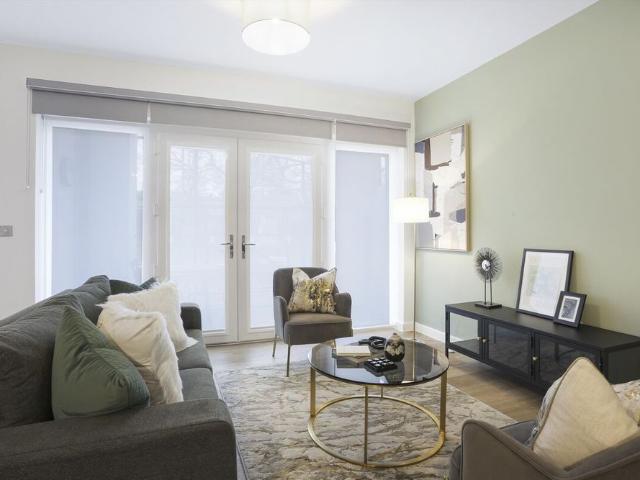 AVAILABLE NOW | PET FRIENDLY | Direct links to Waterloo | Gym | 3D Tour Available | Roof Terrace | Concierge | Parking Available |