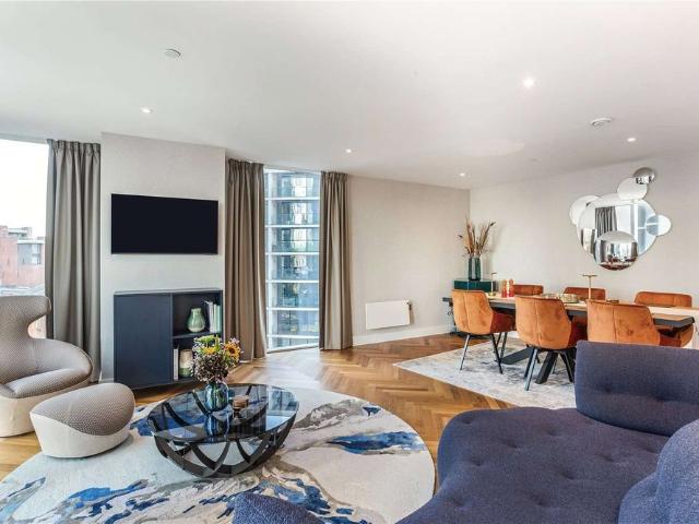 AVAILABLE NOW! Stunning Three Double Bedroom Corner Apartment with Allocated Parking in Manchester's most sought after address, Deansgate Square!