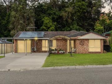 AVAILABLE NOW* Spacious 5 Bedroom Family Home with Multiple Living Zones! Be QUICK!