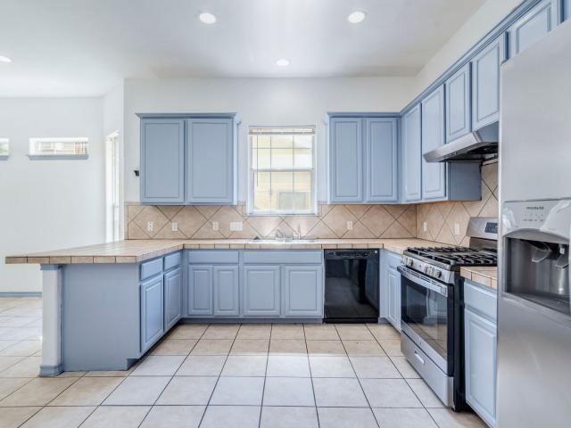 AVAILABLE NOW! Spacious 6 bedroom, 4.5 bathroom house with Garage