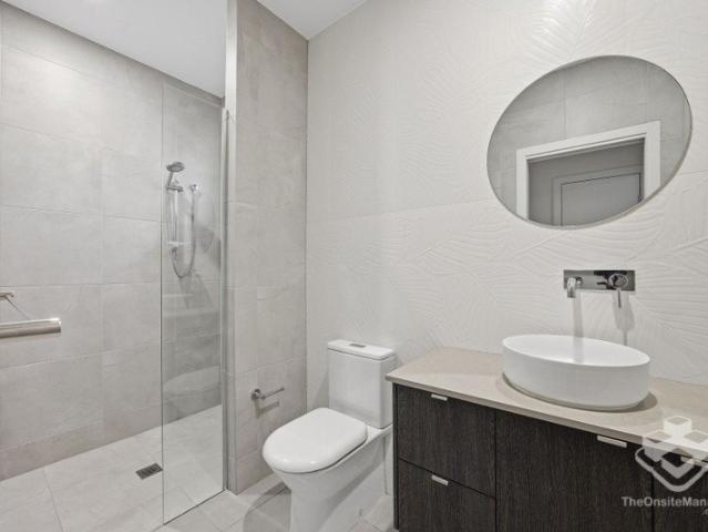 Available NOW 2 Bed 2 Bath 1 Basement Carpark in the heart of Helensvale