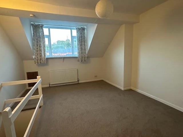 Available now, 3 bedroom house family friendly