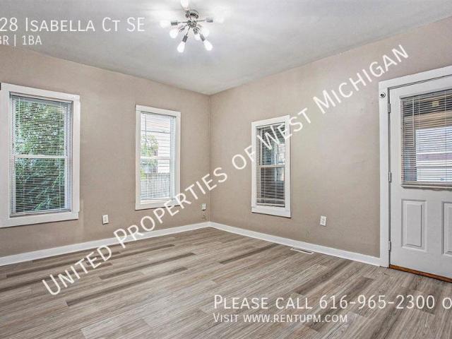Available Now | 5 Bed 1 Bath Single Family Home in South East Grand Rapids | Modern Amenities | Fenced Yard | Washer and Dryer Provided |