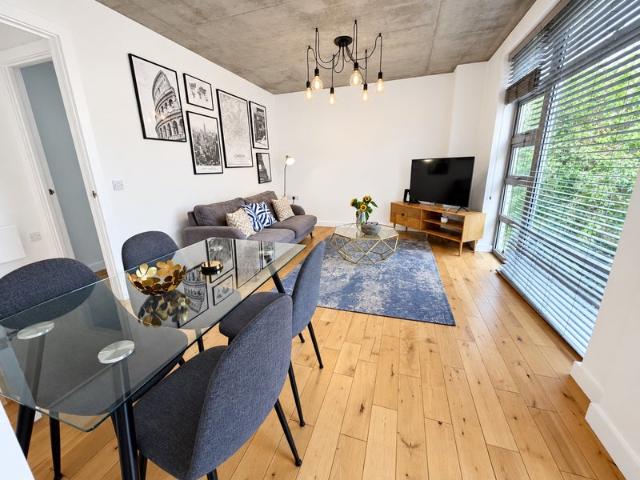 Available Now 5* X 2B1B 10M Old Street/20 Angel