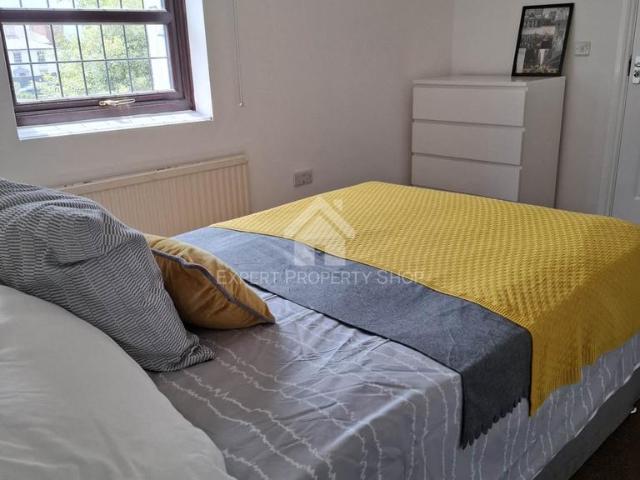 AVAILABLE NOW*Room 4. Carlton. 1 bed in a house share to rent £450 pcm £104 pw