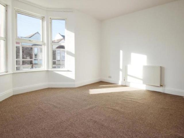 Available to 3 sharers, Ocean present this 3 bedroom period terraced house, unfurnished and available in August