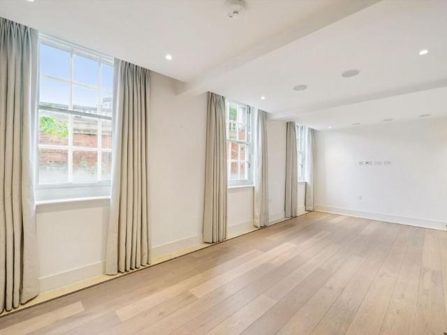 Available to let, a stunning 2 bedroom apartment in Grade II listed Star and Garter House