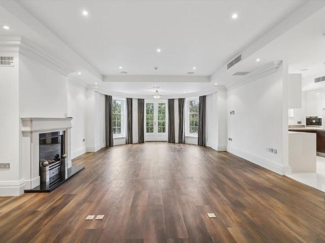 Available to let is a luxurious 3 bedroom first floor apartment, set in a private gated development with concierge, lift, residents gym, AC in bedroom and reception room, 2 parking and 2 storage space