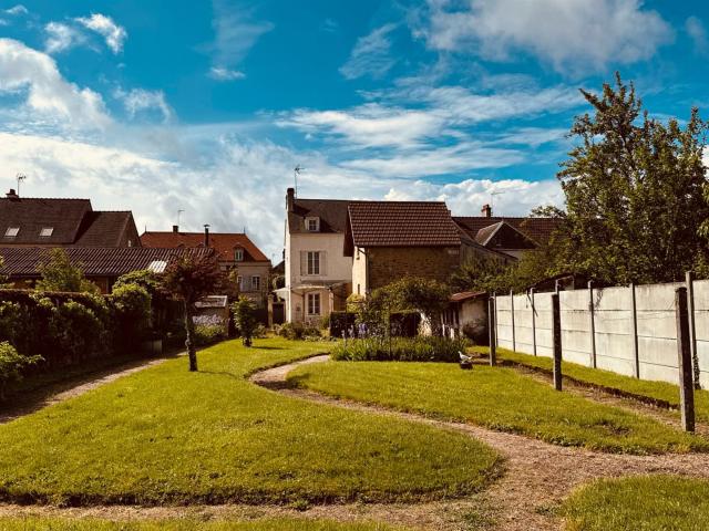 AVALLON Elégante maison de caractère avec dépendances et g. 127m² Avallon