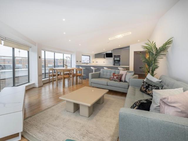 Avante Court Kingston Upon Thames KT1 3 bed penthouse to rent £3,495 pcm £807 pw