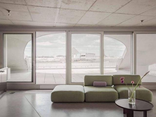 Avantgardistisches Penthouse von Brandlhuber+Muck Petzet über den Dächern von Mitte
