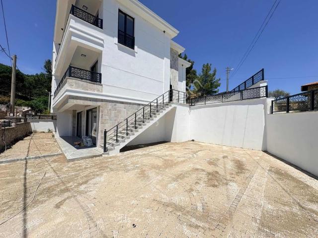 Avcı'dan Narlı'da 6+1 Dağ Ve Deniz Manzaralı Villa