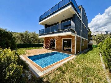 Avcı'dan Oteller Bölgesinde Girişte Odalı Müstakil Havuzlu Villa