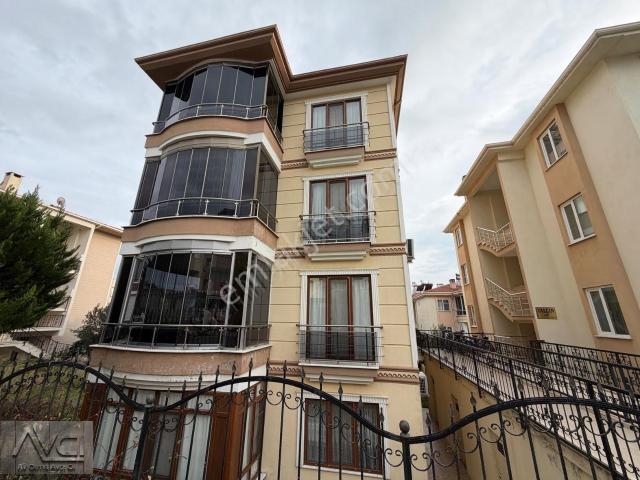 Avcı'dan Altınoluk Pazar Yerinde 3+1 Ayrı Mutfak 6 Yıllık Daire