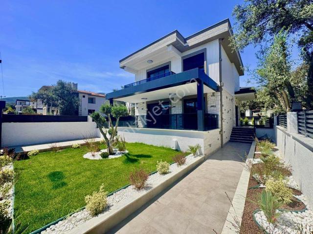 Avcı'dan Güre'de Tam Müstakil 350m2 Arsalı Villa