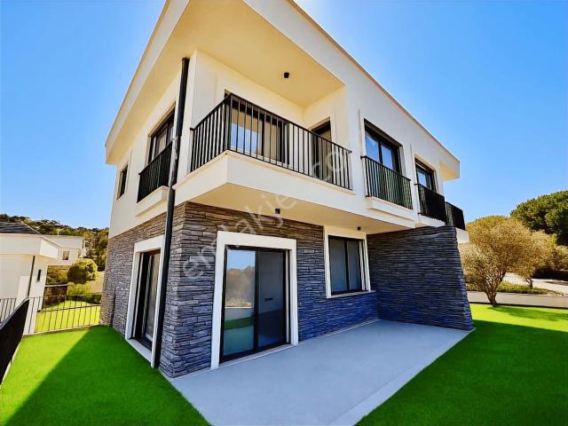Avcı'dan Her Odadan Deniz Manzaralı Denize 50mt Sıfır Villa