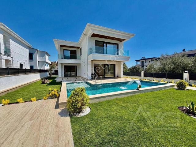 Avcı'dan Yürüyüş Yolu Dibinde Tam Müstakil Havuzlu Beyaz Villa