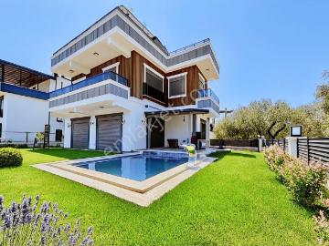 Avcı'dan Yol Altı 400m2 Arsalı Müstakil Havuzlu 6+1 Villa