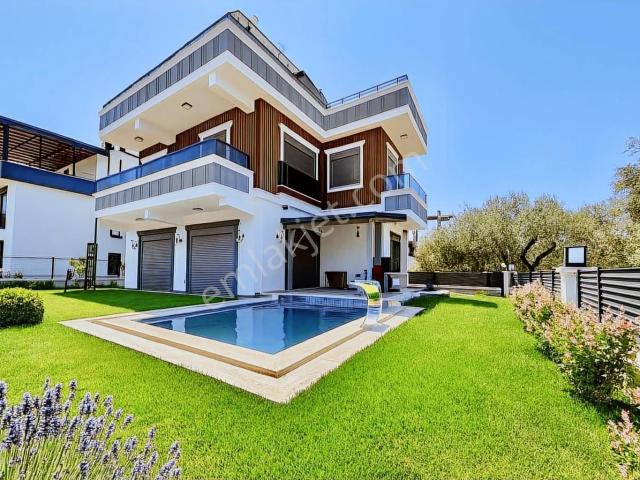 Avcı'dan Yol Altı 400m2 Arsalı Müstakil Havuzlu 6+1 Villa