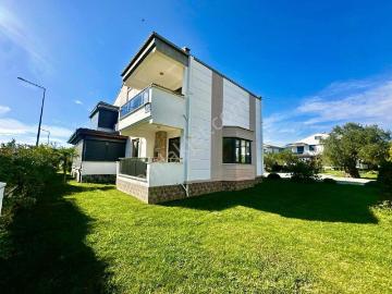 Avcı'dan Yolun Altı Denize 100 Mt Havuzlu Sıfır Villa