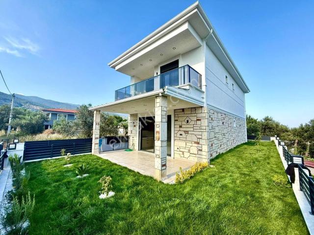 Avcı'dan 300m2 Arsa Tam Müstakil Girişte Odalı 4+1 Villa