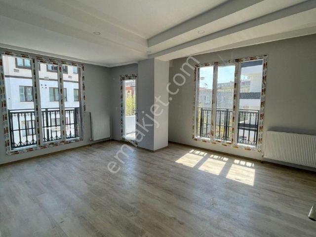 Avcılar Merkezde Kiralık 3+1 2 Yaşında Ebeveyn Banyolu Sıfır Ayarında