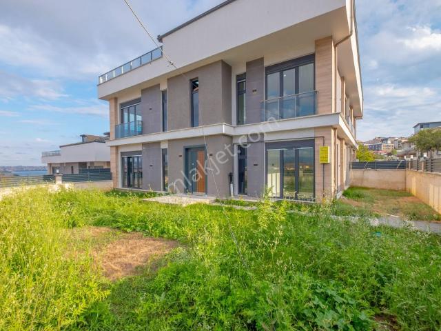 Avcılar Bölgesinde Göl Manzaralı Ultra Lüks 7+2 Müstakil Villa