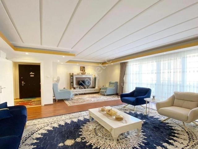 Avcılar D.köşklerde 3+1 180 M2 Saray Gibi Ara Kat Daire