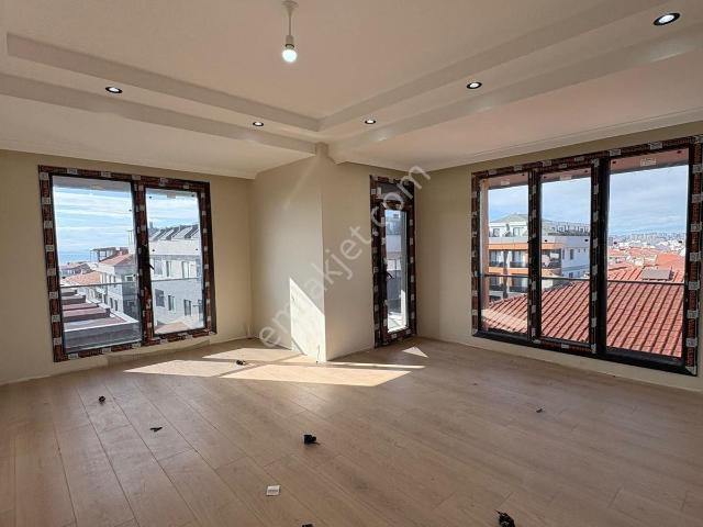Avcılar Site İçerisinde Merkezde 5+2 Sıfır Deniz Manzaralı Daire