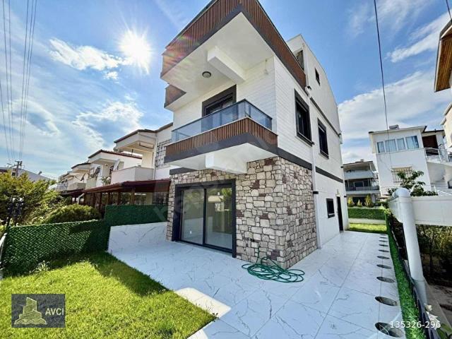 AVCI'DAN GÜRE DENİZE 30 MT VE DENİZE İKİNCİ SIRA SIFIR 4+1 VİLLA