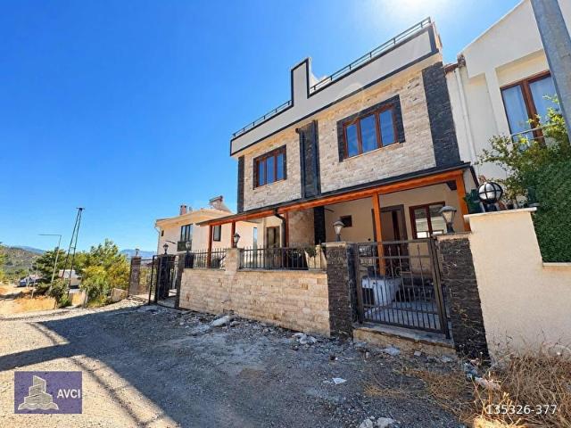 AVCI'DAN GÜRE'DE DENİZ MANZARALI DAİRE FİYATINA 3+1 SIFIR VİLLA