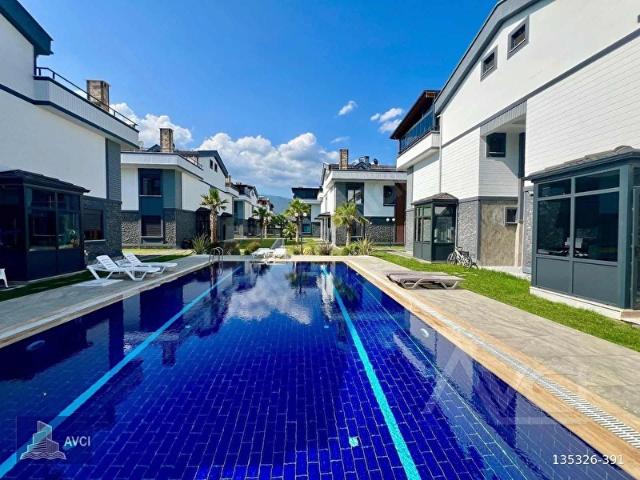 AVCI'DAN HAVUZLU SİTE İÇİNDE 3+1 DENİZE 300MT VİLLA