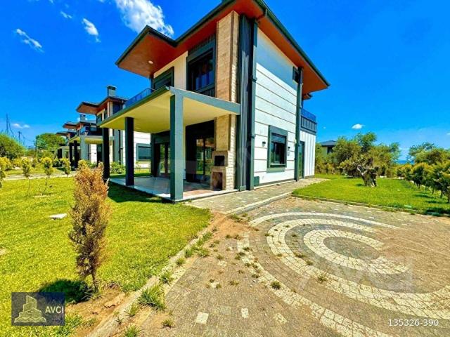 AVCI'DAN YÜRÜYÜŞ YOLU CEPHELİ 4+1 TAM MÜSTAKİL 300M2 ARSA VİLLA