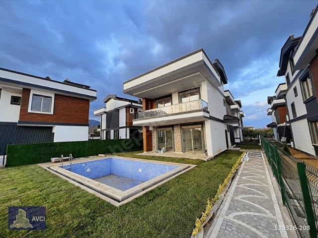 AVCI'DAN 5+1 400M2 ARSA İÇİNDE MÜSTAKİL HAVUZLU VİLLA