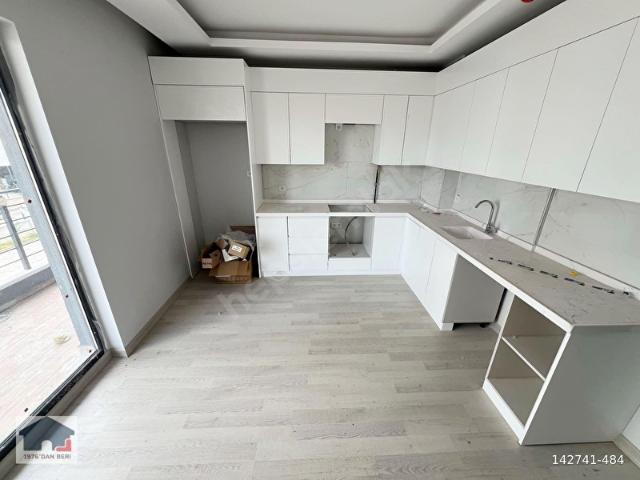 AVCILAR'DA CADDE ÜSTÜ SIFIR EBEVYN BANYOLU MANZARALI 3+1 DAİRE