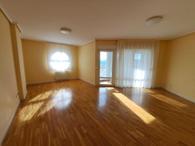 Avd. europa. Dúplex SIN AMUEBLAR con 6 dormitorios y 3 baños. Solo amueblada la cocina y los baños. Piscina comunitaria