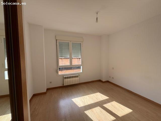 Avd. Irlanda. Piso con 2 dormitorios y 1 baño. Garaje. Piscinas comunitarias
