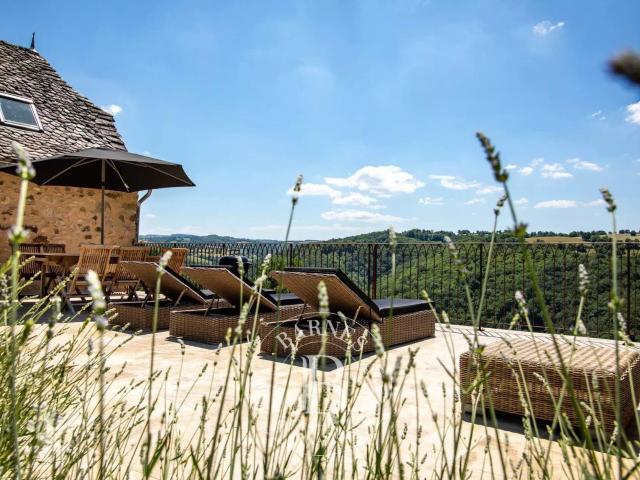 Aveyron Hameau de charme restauré Piscine et court de te. 1000m² Rodez