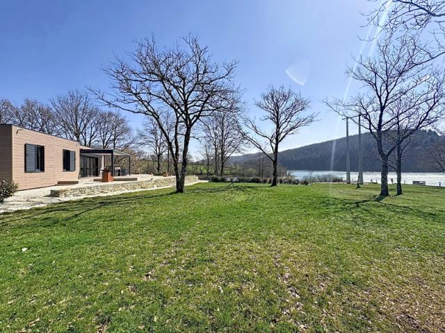 Aveyron, sur les berges du lac de Pont de Salars. Cottage to