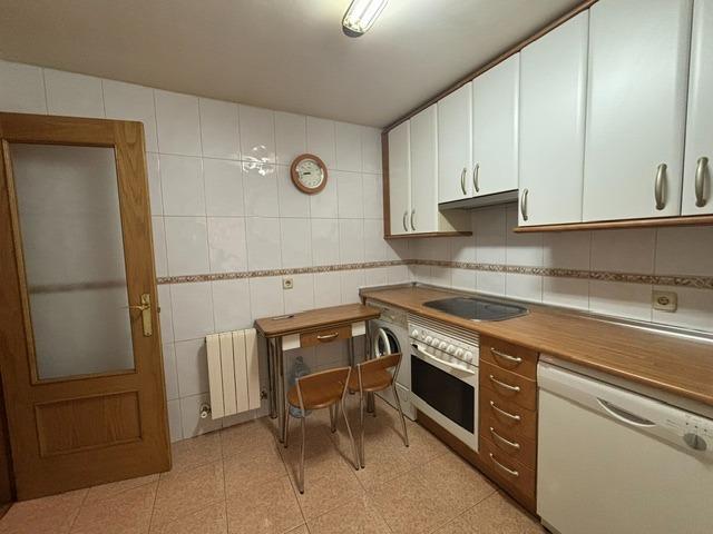 Ave. Europa. Dúplex con 2 habitaciones AMUEBLADO!. Garaje