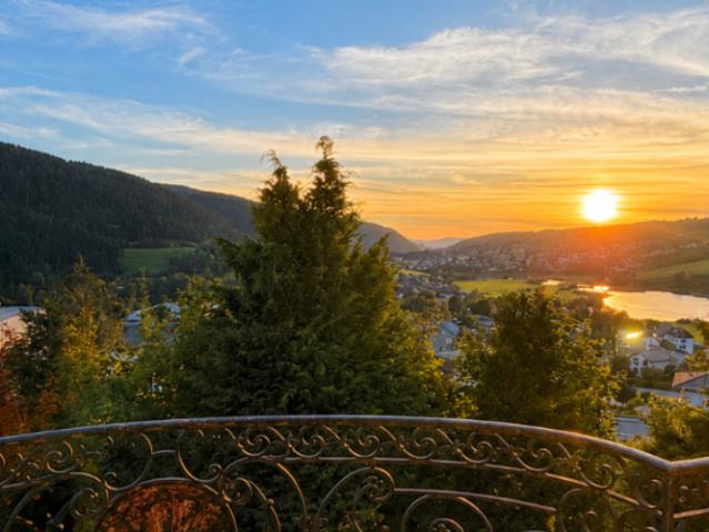 Avec balcon et vue sur le lac dans un manoir rénové