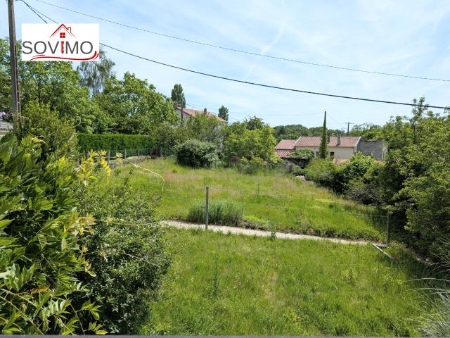 AVEC DU POTENTIEL, MAISON DE VILLAGE SPACIEUSE AVEC SOUS SOL SURÉLEVÉ EN REZ DE JARDIN, À RÉNOVER AVEC DÉPENDANCES ET EXTERIEUR