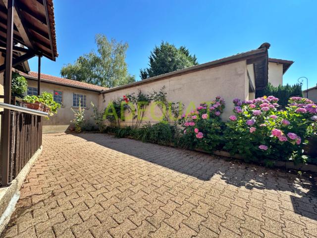 AVEIZE, Maison de village